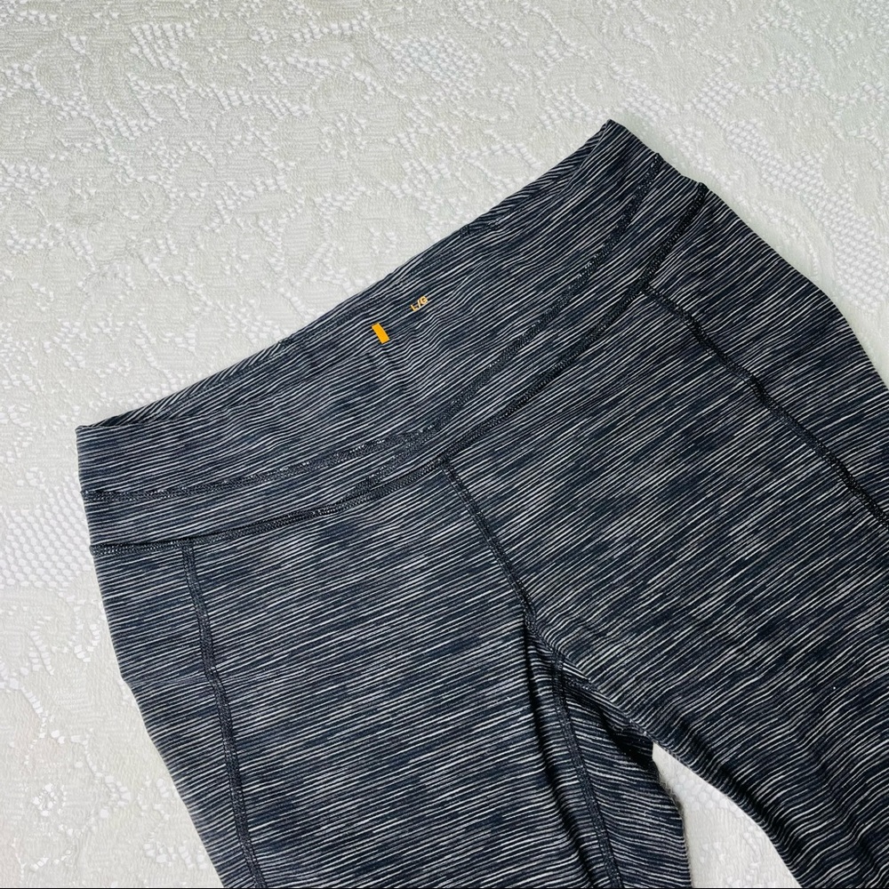 Lucy Crop Leggings Size Large.